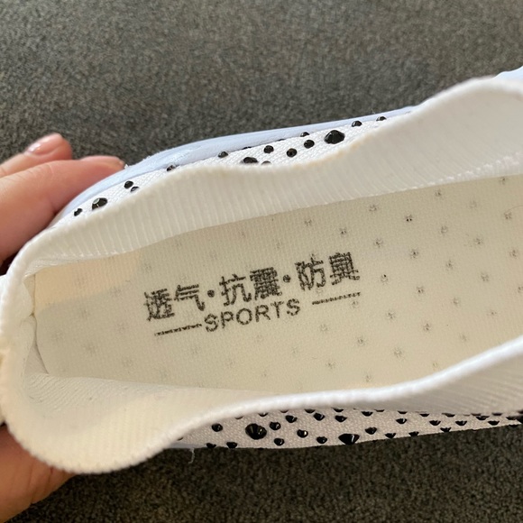 Shoes, slip on, white and black size 6, light weight, no name no brand - Picture 5 of 8